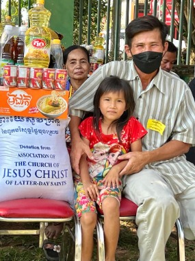 Food-for-Flood-Relief-Victims-in-Cambodia